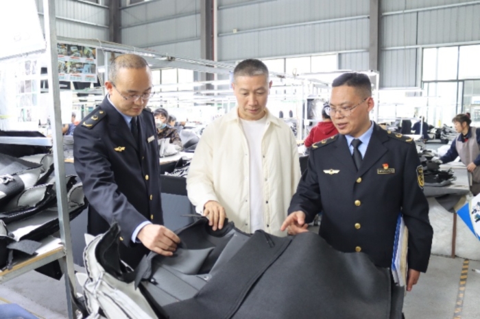 服务专员深入生产车间了解企业经营状况，收集需求建议。铜梁区市监局供图