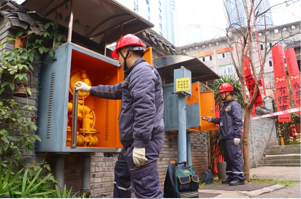 “红岩燃小兵”在排查洪崖洞区域民宿和餐馆安全。重庆燃气集团供图