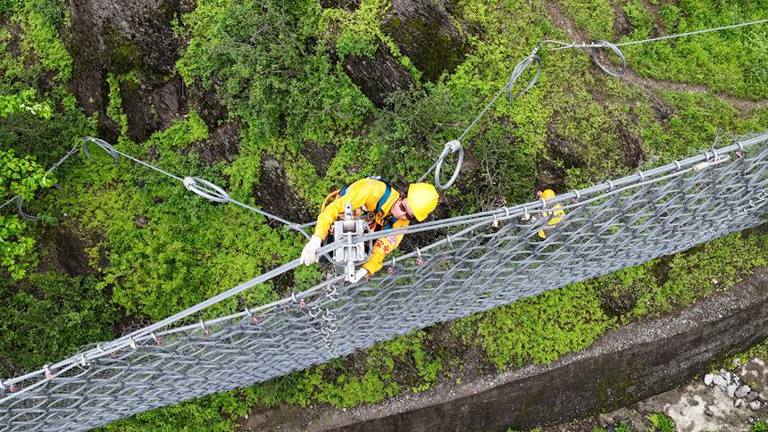 涪陵工務段武隆橋路車間危石工區的隊員們開展搜山掃危作業，排查危石落石隱患。趙鑫 攝
