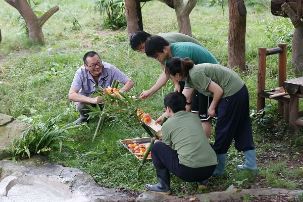 为熊猫们准备水果。重庆动物园供图