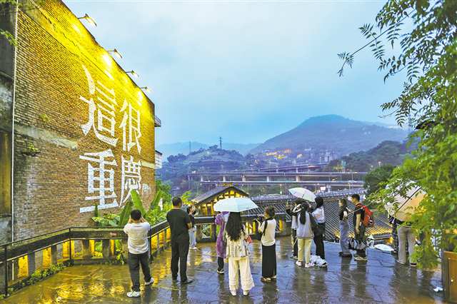 4月27日，南岸區下浩裡，市民在雨中漫步。記者 尹詩語 攝/視覺重慶