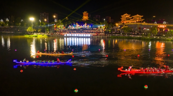 夜龙舟赛现场。瞿波摄