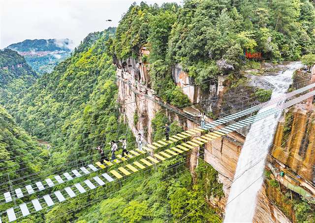 4月30日，江津四面山景區，游客正在體驗刺激的懸空棧道。記者 鄭宇 攝/視覺重慶