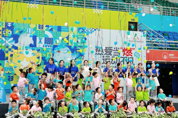 孩子们手捧奖状和奖牌。渝中区实验幼儿园供图