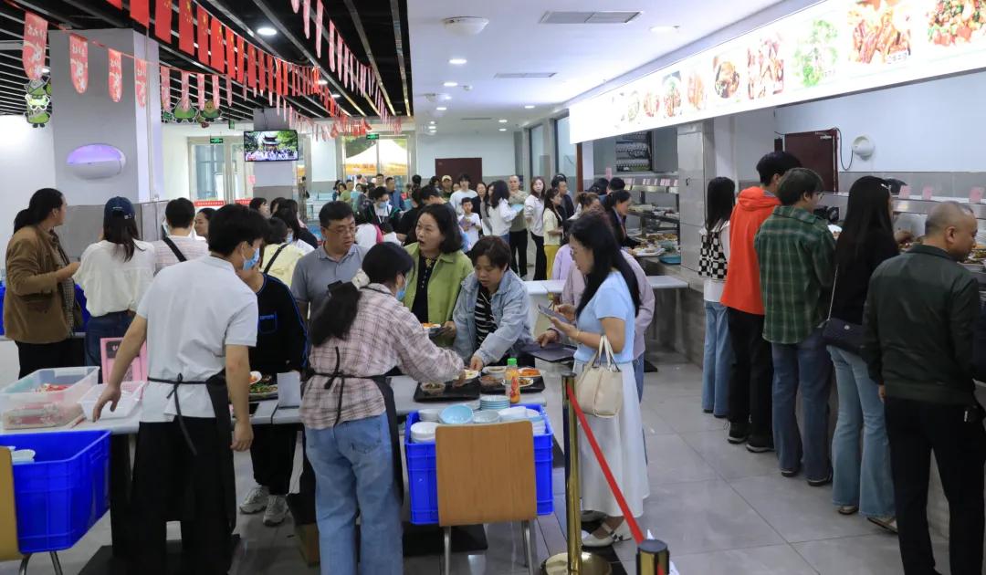 今年“五一”假期，荣昌区政府机关食堂依然爆满。图：荣昌发布