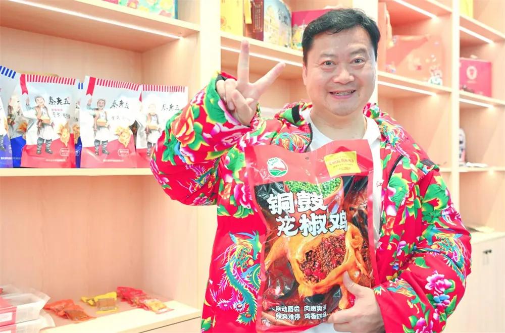 “卤鹅哥”推荐荣昌特产。（资料图）刘润 摄