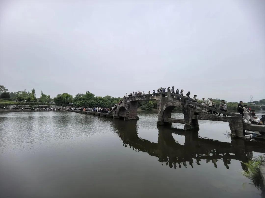 今年 “五一” 假期，万灵古镇游人如织。图：荣昌微发布
