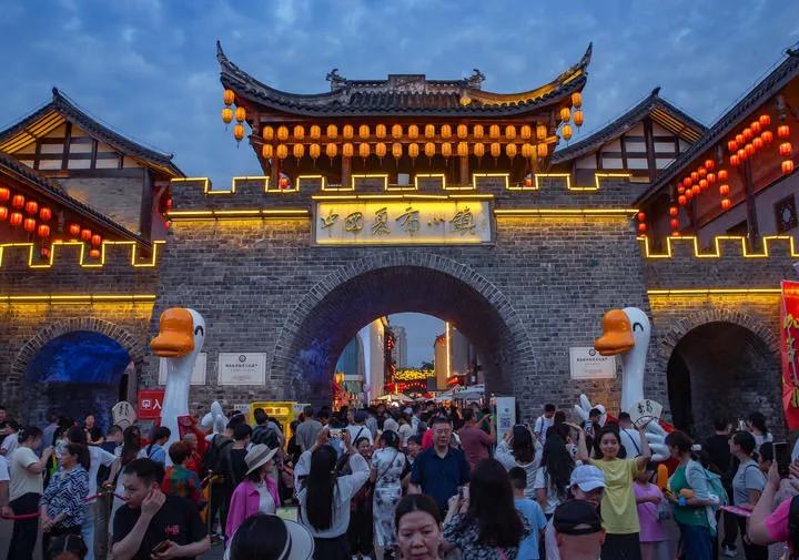 游客打卡荣昌的夏布小镇景区。（资料图）荣昌区委宣传部供图