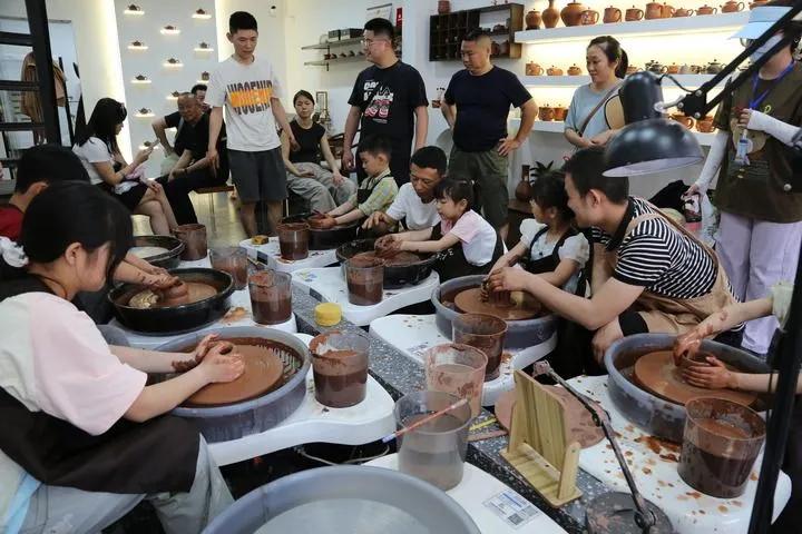 游客体验荣昌陶制作。（资料图）荣昌区委宣传部供图