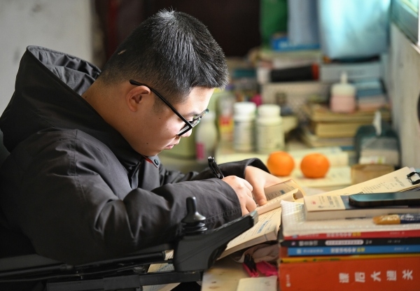 金政磊认真学习。丰都县融媒体中心供图