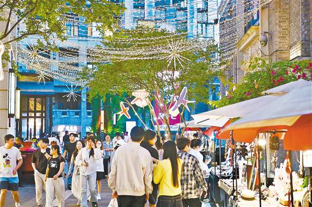 五月四日，南岸区长嘉汇弹子石老街，游客在赏美景、品美食。记者 齐岚森 摄\视觉重庆
