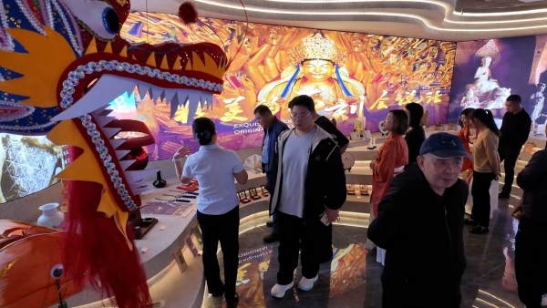 走进服务区游客在LED屏前感受千年石刻魅力。大足区融媒体中心供图
