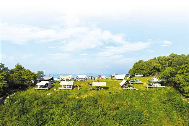 5月4日，北碚區大盛鎮雲龜山風景區，游人在高山露營樂享假期（無人機照片）。特約攝影 秦廷富/視覺重慶