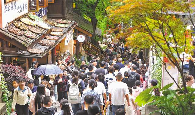 5月1日，重慶市渝中區，煥新后的十八梯傳統風貌景區吸引眾多游客。特約攝影 鐘志兵/視覺重慶