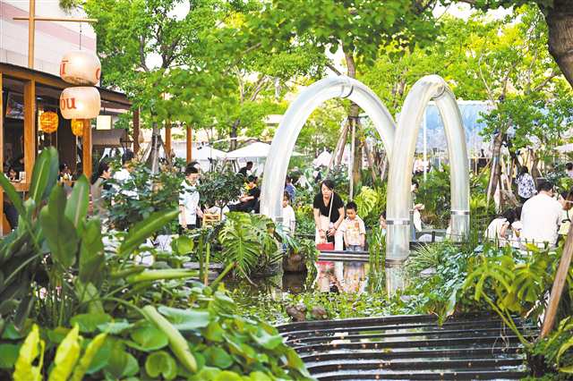 5月4日，兩江新區光環花園城，創新場景吸引市民游客前來消費休閑。特約攝影 王加喜/視覺重慶