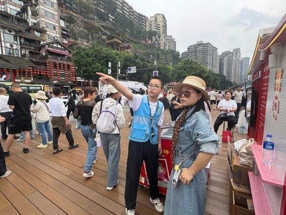 “小小志愿者”为游客指引路线。天骄智慧服务供图