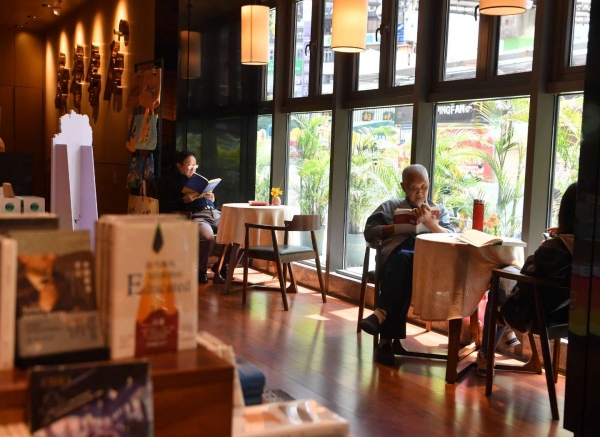 市民在书店里享受阅读时光。周邦静摄