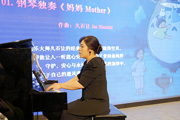 周悦现场演奏。巴蜀幼儿园供图
