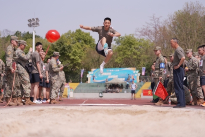 学员在进行跳远比赛。