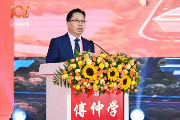 傅仲学致辞现场。重医大附三院（方大医院）供图