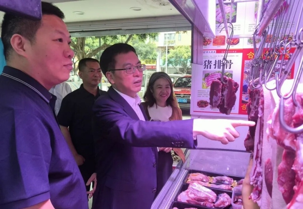 调研团一行调研重庆中心城区“合川黑猪”专卖店运营发展情况。合川区融媒体中心供图