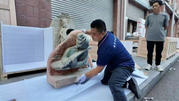  大足石刻3D复刻品打包中。大足区融媒体中心供图