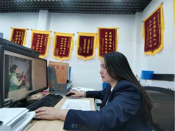 工作人员对护理机构的护理服务记录及打卡情况进行检查。中国人寿寿险重庆市分公司供图