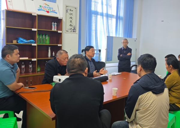 “万家和”巡回调解组组长余继堂在三树村开展调解。两江新区司法局复兴司法所供图