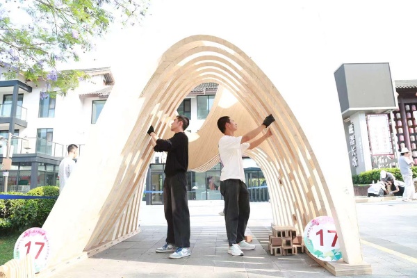 选手们搭建作品。赵杰昌摄