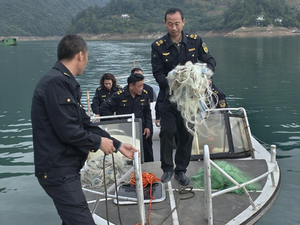 执法人员开展巡查。武隆区委宣传部供图