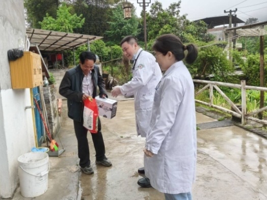 家庭医生团队入户探访。东温泉镇中心卫生院供图