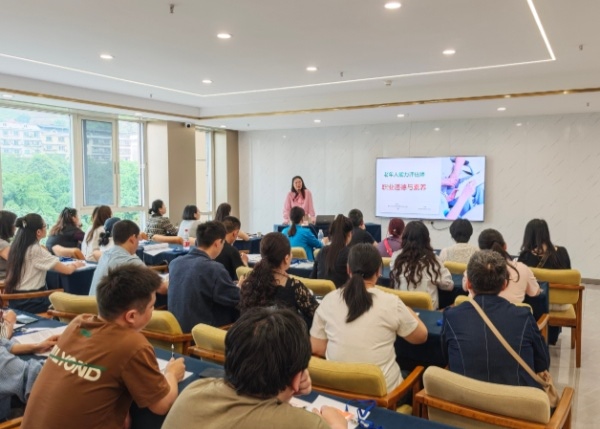 培训班上课中。重庆市一福养老发展中心供图