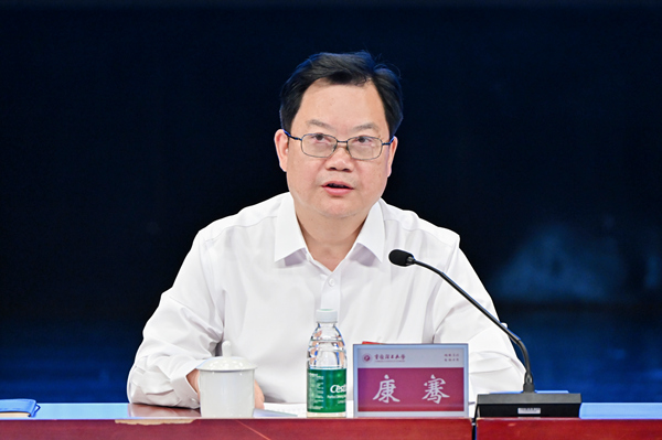重庆理工大学党委书记康骞作动员部署讲话。校方供图