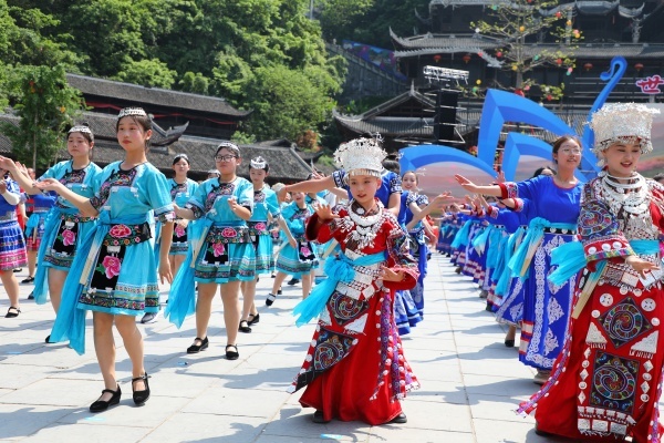 苗乡儿女同唱娇阿依、共舞踩花山。彭水县委宣传部供图
