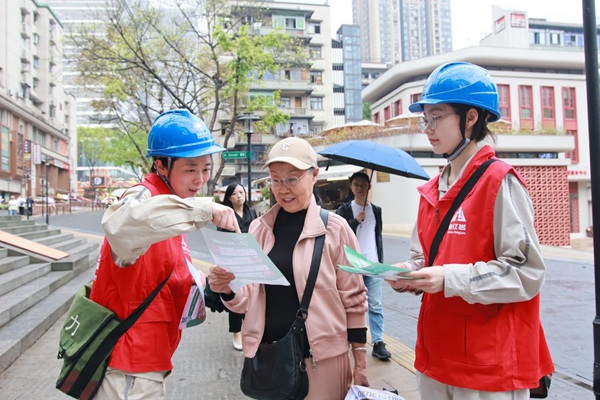 国网重庆市区供电公司九龙供电中心“电满满”网格经理深入民主村社区宣传安全用电知识。秦雪摄