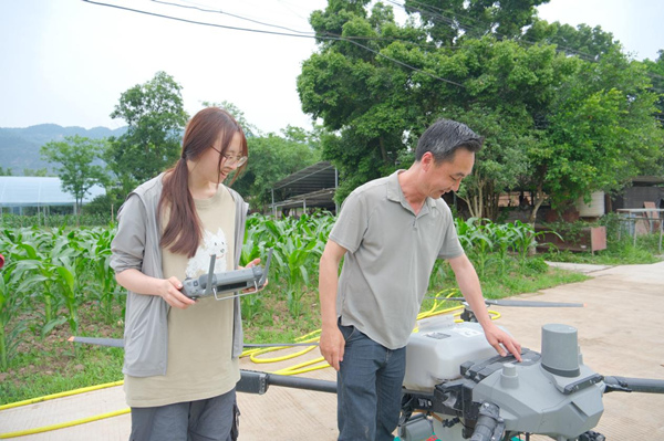 學生學習操控植保無人機。許雯婷攝