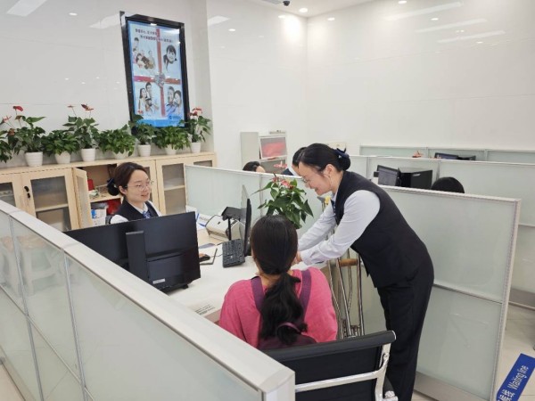提供金融服务。建行重庆市分行供图