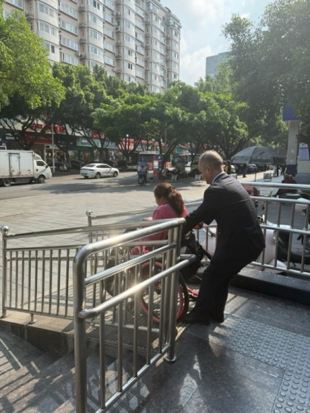 工作人员平稳护送客户通过无障碍通道。建行重庆市分行供图