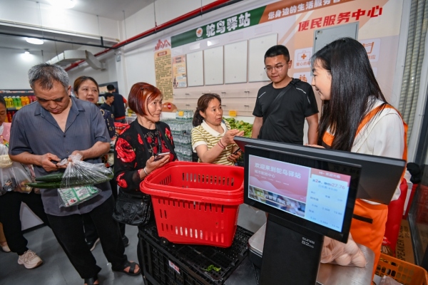 市民现场购买。郑宇摄