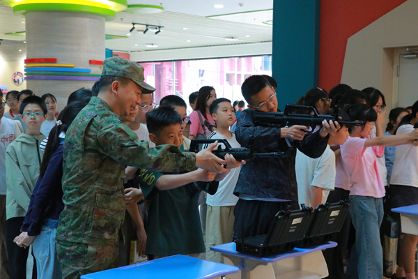学生体验轻武器模拟射击。胥世鹏摄
