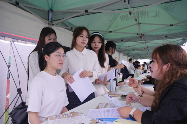 学生现场求职。重庆化工职业学院供图