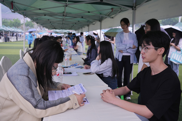 学生现场求职。重庆化工职业学院供图