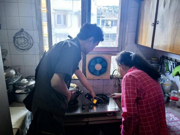 维修人员为陈大娘进行安全隐患排查。重庆燃气集团供图