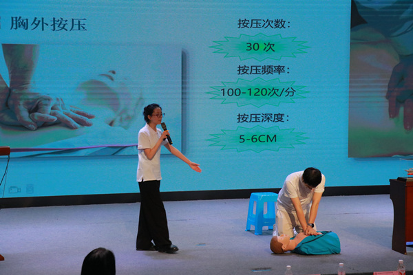“瑀国栋”宣讲员模拟教学心肺复苏。胥世鹏摄