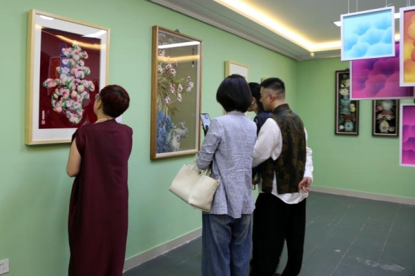 市民驻足欣赏展览作品。活动方供图