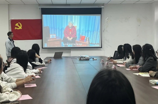 家校云桥传薪火 八旬党员与青年学子话初心