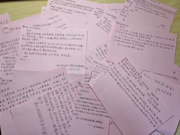 学生写下初心回信。重庆财经学院供图