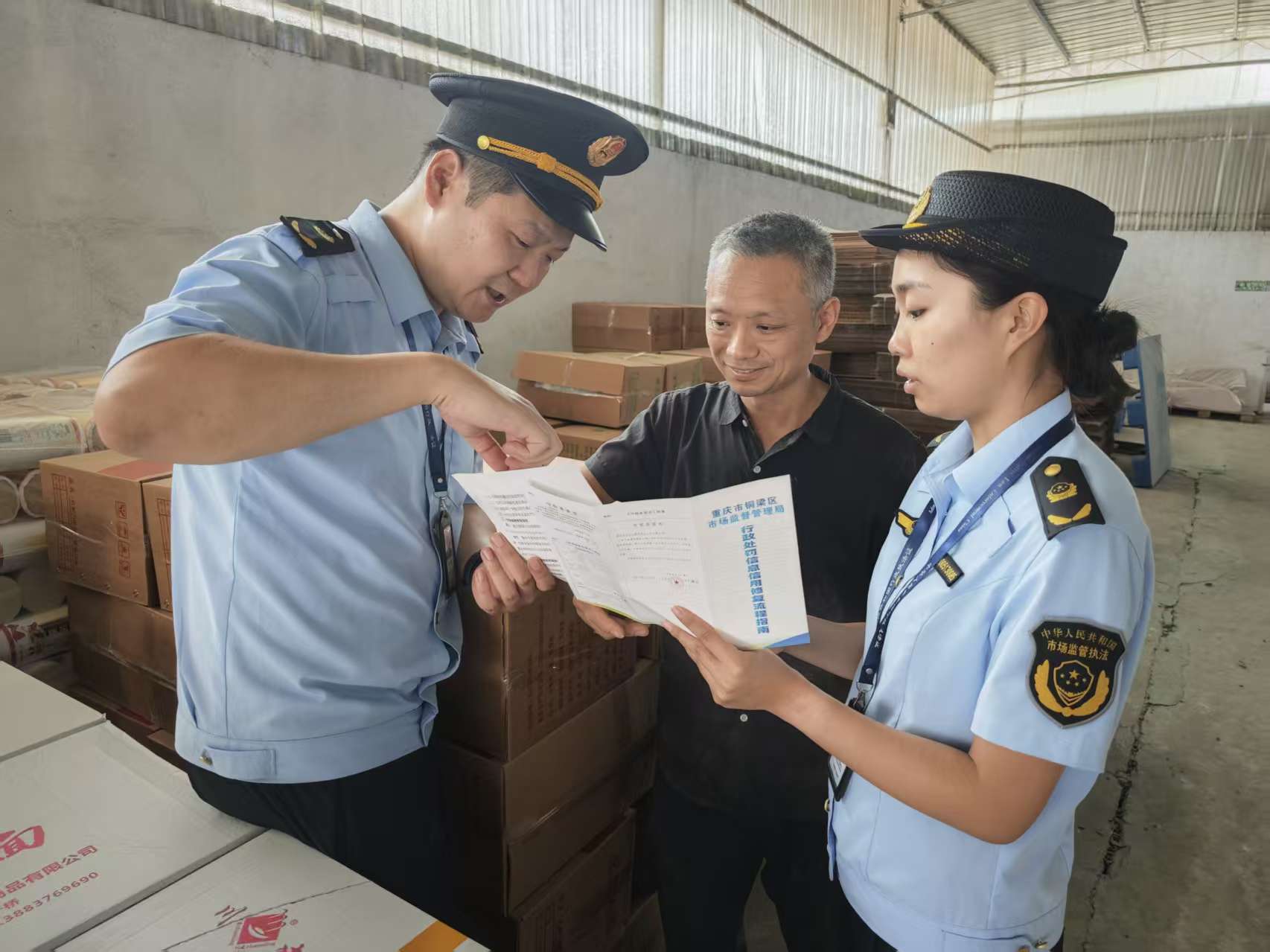 上門開展政策宣講。銅梁區市場監管局供圖