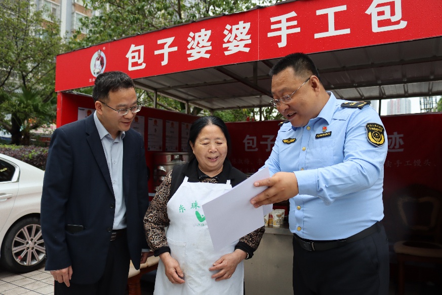 上門指導“包子婆婆”使用商標。銅梁區市場監管局供圖
