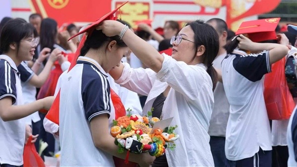 为学生佩戴成人帽。铜梁区委宣传部供图